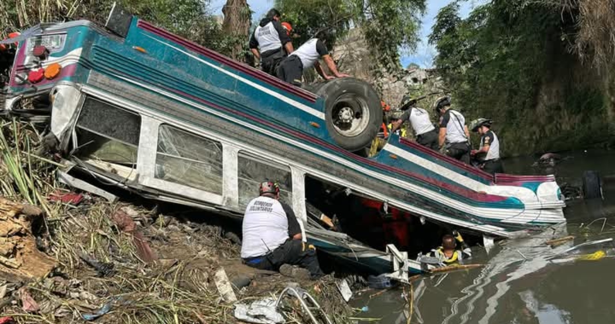 SRE lamenta muerte de un mexicano en la volcadura de un autobús ocurrida en Guatemala