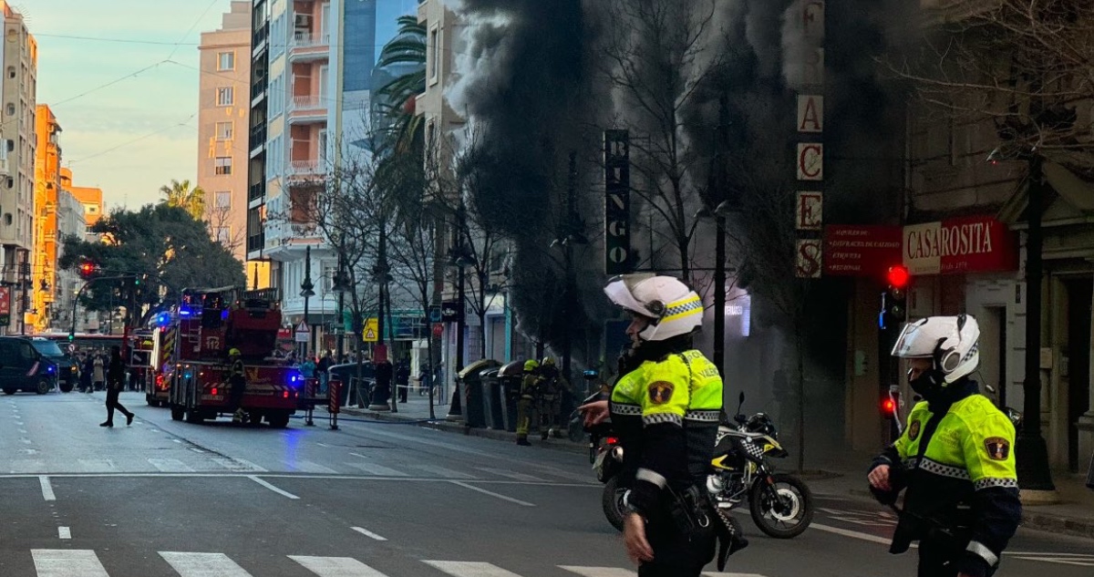 VIDEOS captan incendio en bingo de Valencia que desata caos y bloqueos en la ciudad