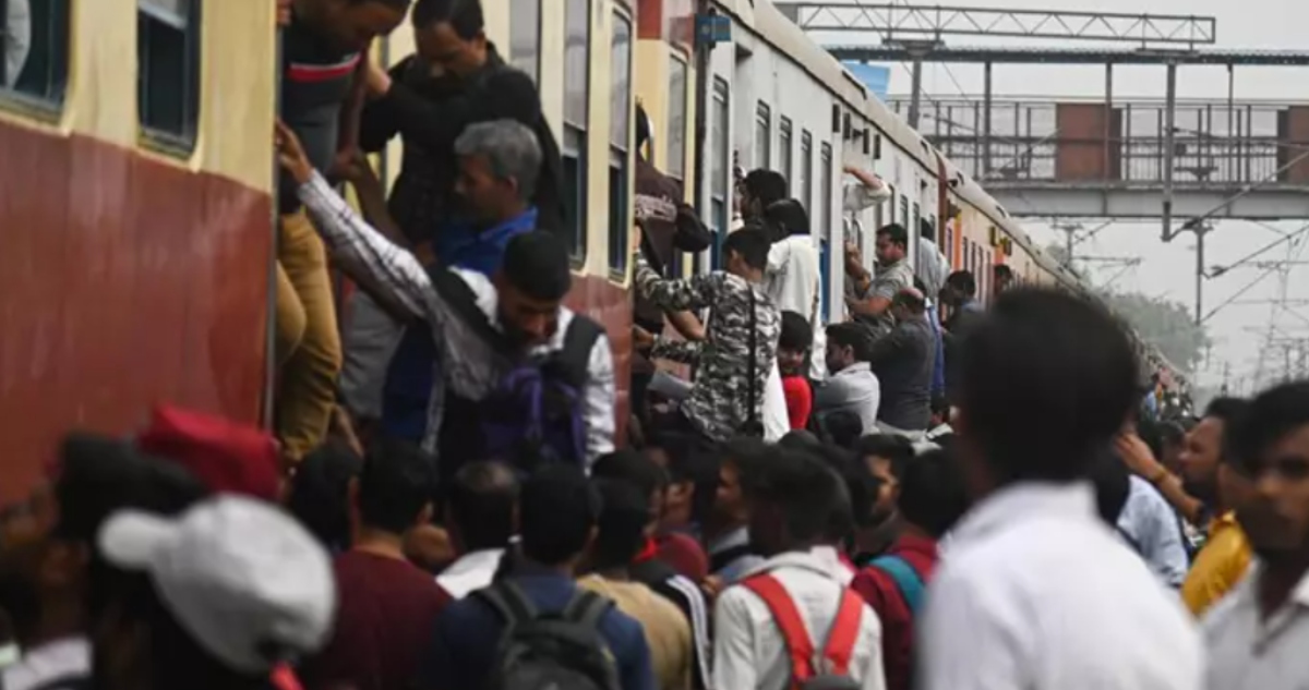 VIDEOS ¬ Estampida en estación de tren de Nueva Delhi deja al menos 18 muertos