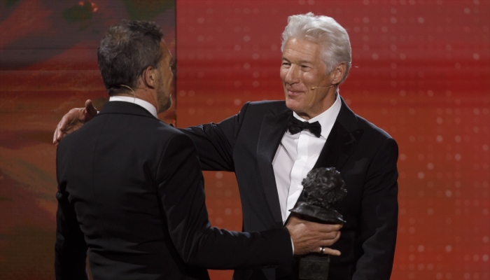 El actor Richard Gere, que ha recogido este sábado en Granada el Goya Internacional en el año en el que se cumple el 50 aniversario de su debut en la gran pantalla, ha hecho un llamamiento en su discurso a permanecer "vigilantes" ante la situación actual, al tiempo que ha alertado de la existencia de "lugares oscuros, en todos lados", por lo que ha pedido comportarse como "hermanos".