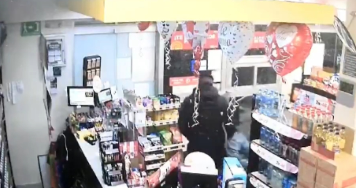 VIDEO FUERTE ¬ Policía de CdMx evita robo a tienda de conveniencia y abate a ladrón