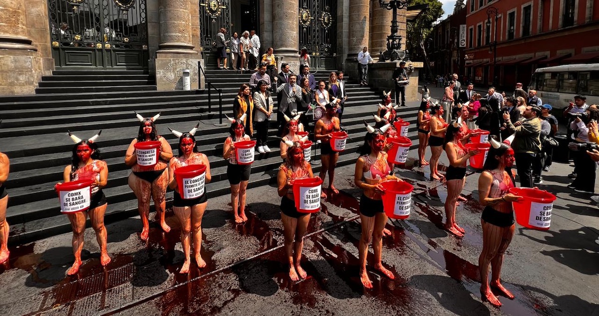 Protesta contra corridas de toros en Congreso CDMX